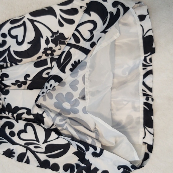 Girls 2T black and white floral print lined sleeveless soft silky dress. - Picture 2 of 7